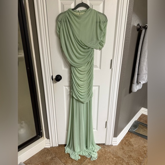 Amanda Uprichard Evianna Gown in Pistachio. - Picture 4 of 7